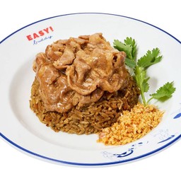 ข้าวผัดกระเทียมพริกไทยหมูคั่วและหมูสไลซ์
