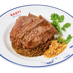 ข้าวผัดกระเทียมพริกไทยเนื้อคั่วและเนื้อวากิวมิซูจิ