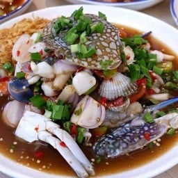 ยำรวมทะเล กุ้ง ปลาหมึก ปูม้าหอยแครง