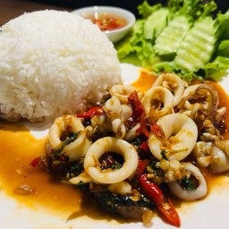 ข้าวกะเพราปลาหมึก
