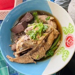 ก๋วยเตี๋ยวโครงไก่(ทั้งตัว) + ลูกชิ้น 2 ลูก