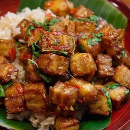 พริกแกงหมูกรอบ