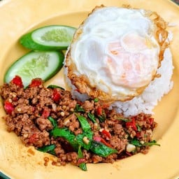 กระเพาเนื้อสับ ไข่ดาว