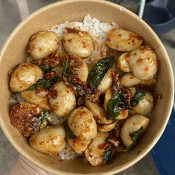 ข้าวกะเพราลูกชิ้นปลา