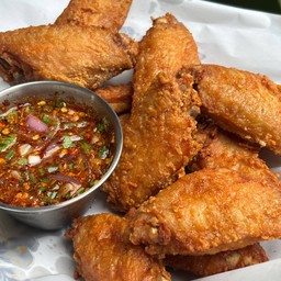 ข้าวหน้าปีกกลางไก่ทอดน้ำปลา&น้ำจิ้มแจ่ว