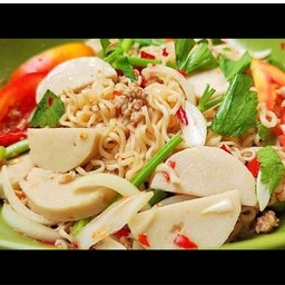 ยํามาม่าหมูยอใส่กล่องพร้อมทาน