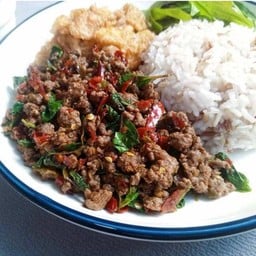 กระเพาเนื้อชิ้น ไข่ดาว