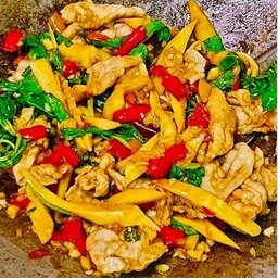 กะเพราหน่อไม้หมู