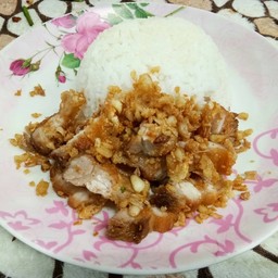 หมูกรอบทอดกระเทียมราดข้าว
