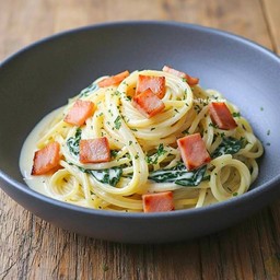 สปาเก็ตตี้ไวท์ซอสแฮมรมควันและผักโขม