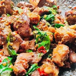 กะเพราเครื่องในไก่