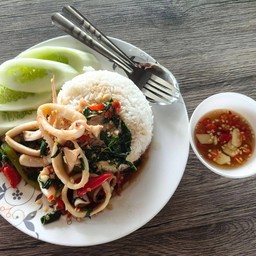 ผัดกระเพราปลาหมึก