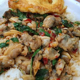 ข้าว หอยลายผัดพริกเผาโหระพา