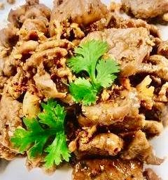 หมูกระเทียม