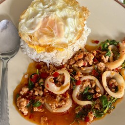 กระเพราปลาหมึก + หมูสับ