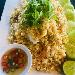 ข้าวผัดรวมจานใหญ่