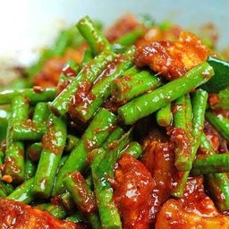 พริกแกงหมูใส่ถั่ว