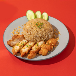 ข้าวผัดกระเทียมหน้าไก่ทอด สูตรพิเศษเชฟโมน หน้ากากแดง