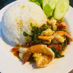 ข้าวกะเพรากุ้ง