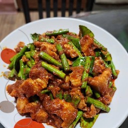 ผัดพริกแกงหมูกรอบ (กับข้าว)