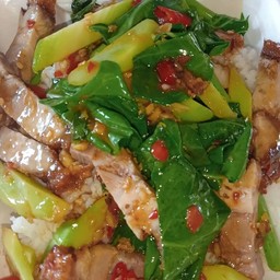 ข้าวผัดคะน้าหมูกรอบ