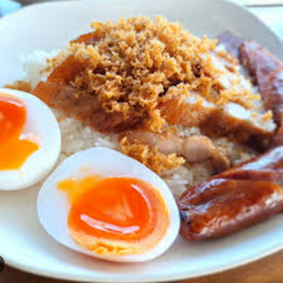 ข้าวหมูทอดเนื้อสันนอก (พิเศษ+เครื่องเคียง 3 อย่าง)
