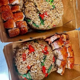 ข้าวผัดกะเพราคลุกหมูกรอบ