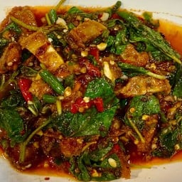 หมูกรอบผัดกระเพรา