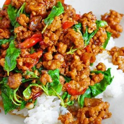 [อร่อยซ่ากับโค้ก] ข้าวราดกะเพราหมูสับ +  โค้ก ออริจินัล (กระป๋อง)