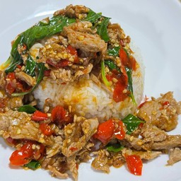 ผัดใบโหระพาใส่เนื้อวัว ราดข้าว