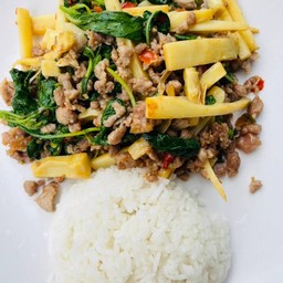 กระเพราหมูสับหน่อไม้สดราดข้าว