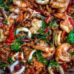 กะเพรารวมมิตร (หมู+ไก่+ทะเล)