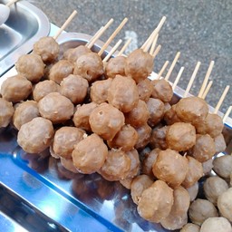 ลูกชิ้นเอ็นเนื้อทอด 1 ไม้