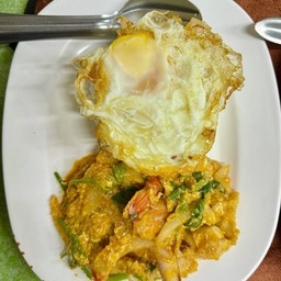 ผัดผงกะหรี่ทะเลราดข้าว