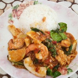 ผัดฉ่าทะเลราดข้าว