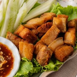 สามชั้นทอดน้ำปลา