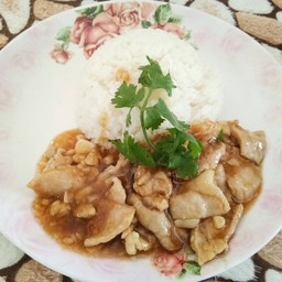 หมูชิ้นผัดน้ำมันหอยราดข้าว