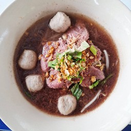 เส้นเล็กน้ำตกลูกชิ้นเนื้อสด