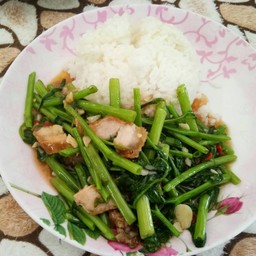 ผักบุ้งหมูกรอบราดข้าว