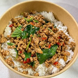 หมูสับผัดใบโหระพาราดข้าว