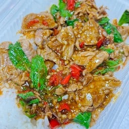 กะเพราเนื้อวัว ราดข้าว  เนื้อชิ้น