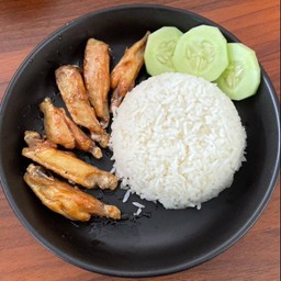 ข้าวปีกไก่ทอดน้ำปลา