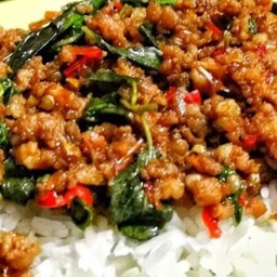 กระเพราหมูสับราดข้าว