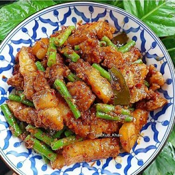 ข้าว สามชั้น ผัดพริกแกง