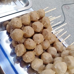 ลูกชิ้นเนื้อทอด 1 ไม้