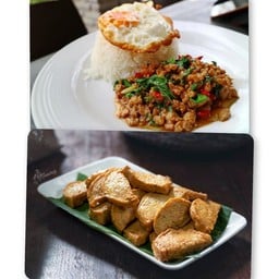 กะเพราหมูสับพริกแห้ง แถมหมูยอทอด!! ฟรีไข่ดาว