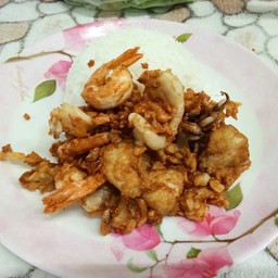 กุ้งหมึกทอดกระเทียมราดข้าว
