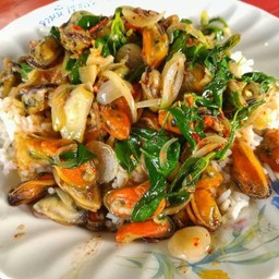 หอยแมลงภู่ผัดใบโหระพา