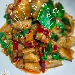 ข้าว สามชั้น ผัดโหระพา