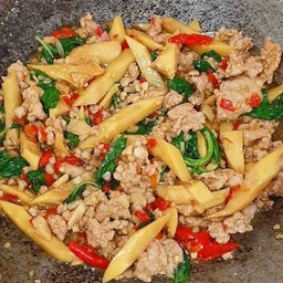 ข้าวกะเพราหน่อไม้